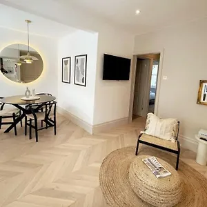 https://courtyard-garden-beautifully-finished-flat-ba1.tophotelsbath.com